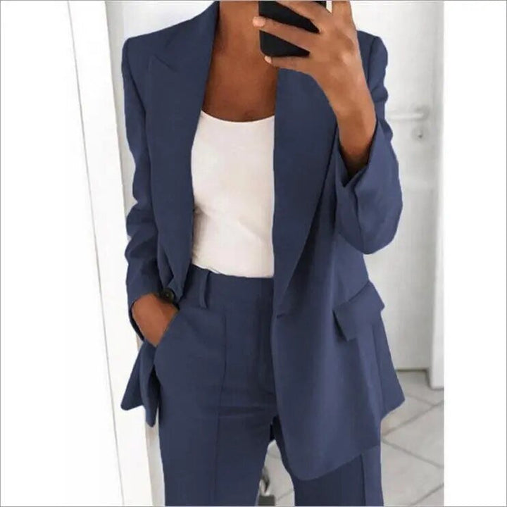 Elegantes Damen-Set mit Blazer und Rock, modernes Design, schmeichelhafte Silhouette, ideal für Büro oder besondere Anlässe.