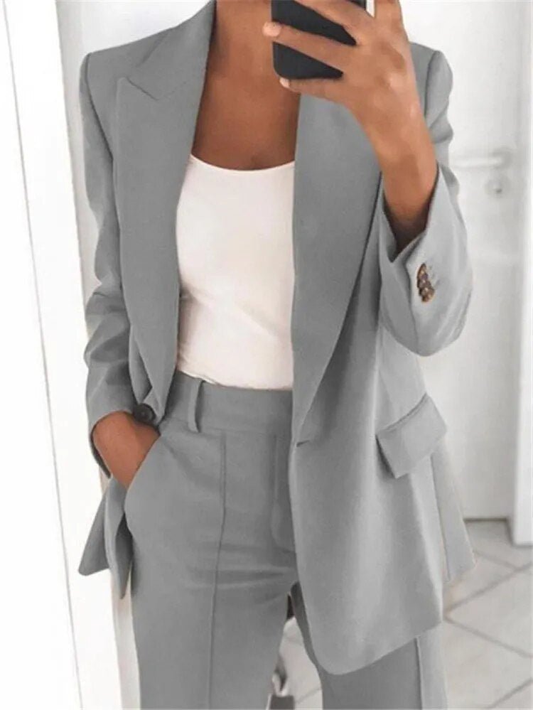 Elegantes Damen-Set mit Blazer und Rock, modernes Design, schmeichelhafte Silhouette, ideal für Büro oder besondere Anlässe.