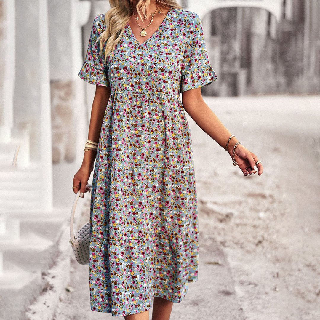 "Elegantes Damen Sommerkleid mit floralem Design in Apricot, Mini-Länge, ideal für stilvolle Sommertage."