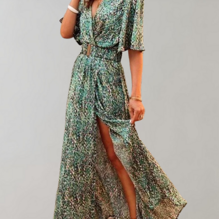 "Elegantes Damen-Sommerkleid mit Wickelausschnitt, fließende Silhouette in Grün für stilvolle Sommertage."