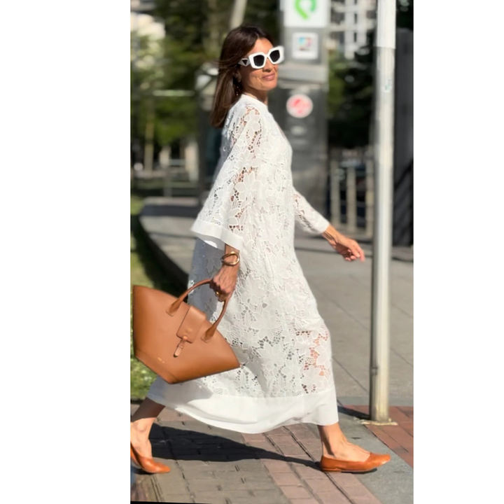 Elegantes Damen Spitzenkleid mit 3/4 Ärmeln, A-Linie, zarte Spitzenmuster, ideal für Hochzeiten und formelle Anlässe.