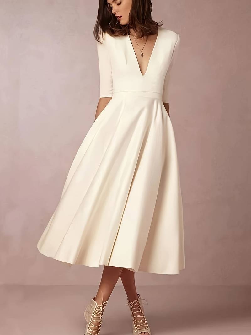 Elegantes Damen V-Ausschnitt Kleid in sanft fließendem Stoff, ideal für stilvolle Anlässe und sommerliche Gartenpartys.