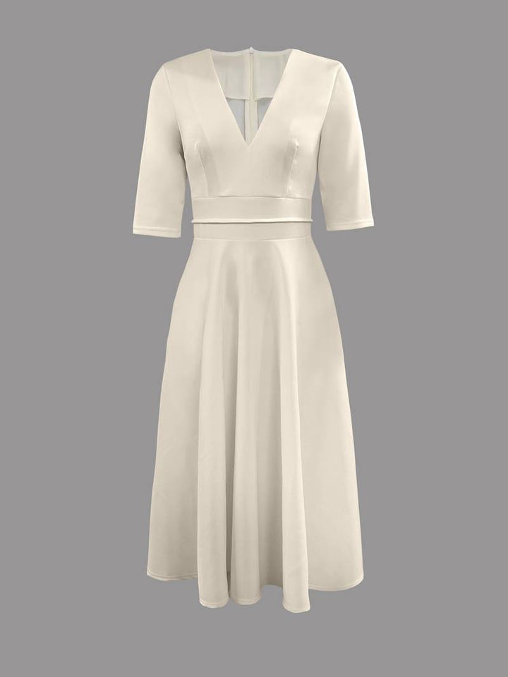 Elegantes Damen V-Ausschnitt Kleid in sanft fließendem Stoff, ideal für stilvolle Anlässe und sommerliche Gartenpartys.