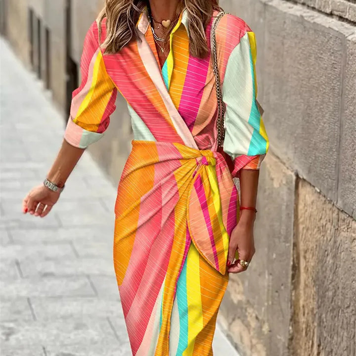 Elegantes Damen Wickelkleid mit 3/4 Ärmeln, Midi-Länge, schmeichelnde Silhouette in sanftem Fluss, ideal für viele Anlässe.