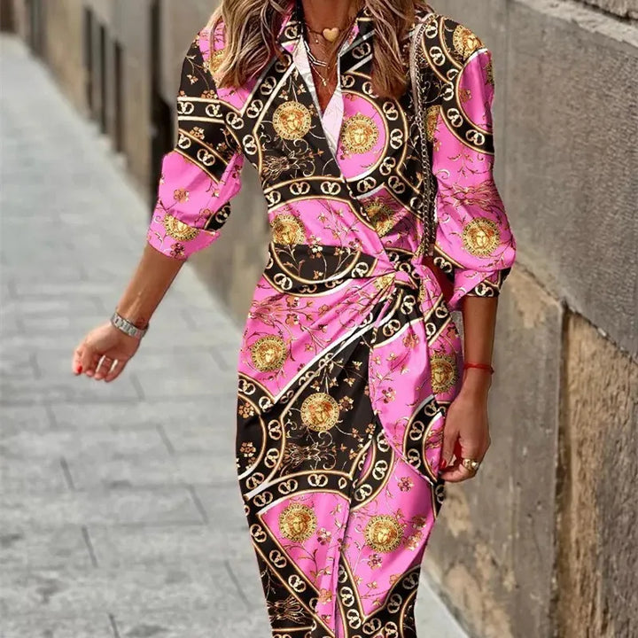 Elegantes Damen Wickelkleid mit 3/4 Ärmeln, Midi-Länge, schmeichelnde Silhouette in sanftem Fluss, ideal für viele Anlässe.