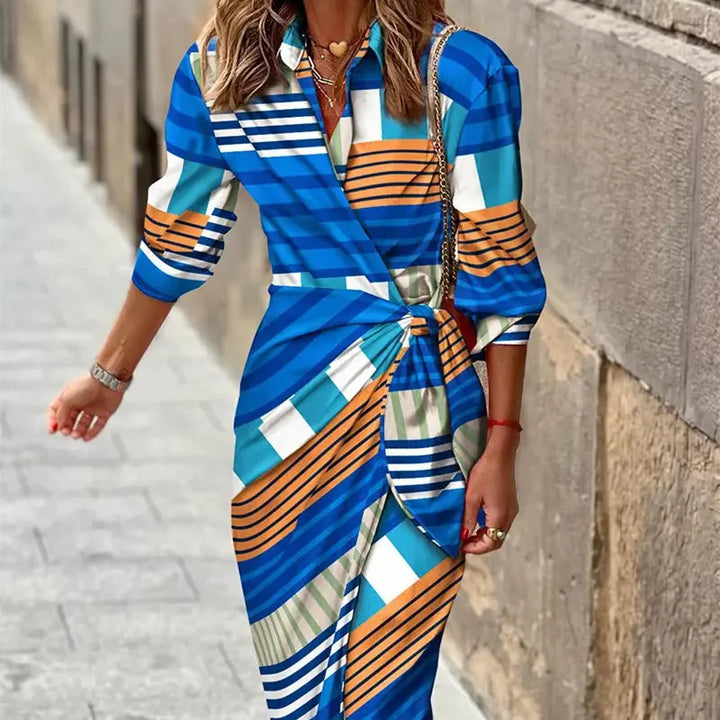 Elegantes Damen Wickelkleid mit 3/4 Ärmeln, Midi-Länge, schmeichelnde Silhouette in sanftem Fluss, ideal für viele Anlässe.