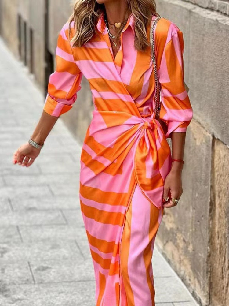 Elegantes Damen Wickelkleid mit 3/4 Ärmeln, Midi-Länge, schmeichelnde Silhouette in sanftem Fluss, ideal für viele Anlässe.