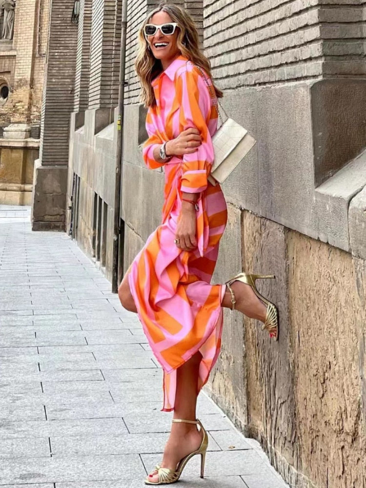Elegantes Damen Wickelkleid mit 3/4 Ärmeln, Midi-Länge, schmeichelnde Silhouette in sanftem Fluss, ideal für viele Anlässe.