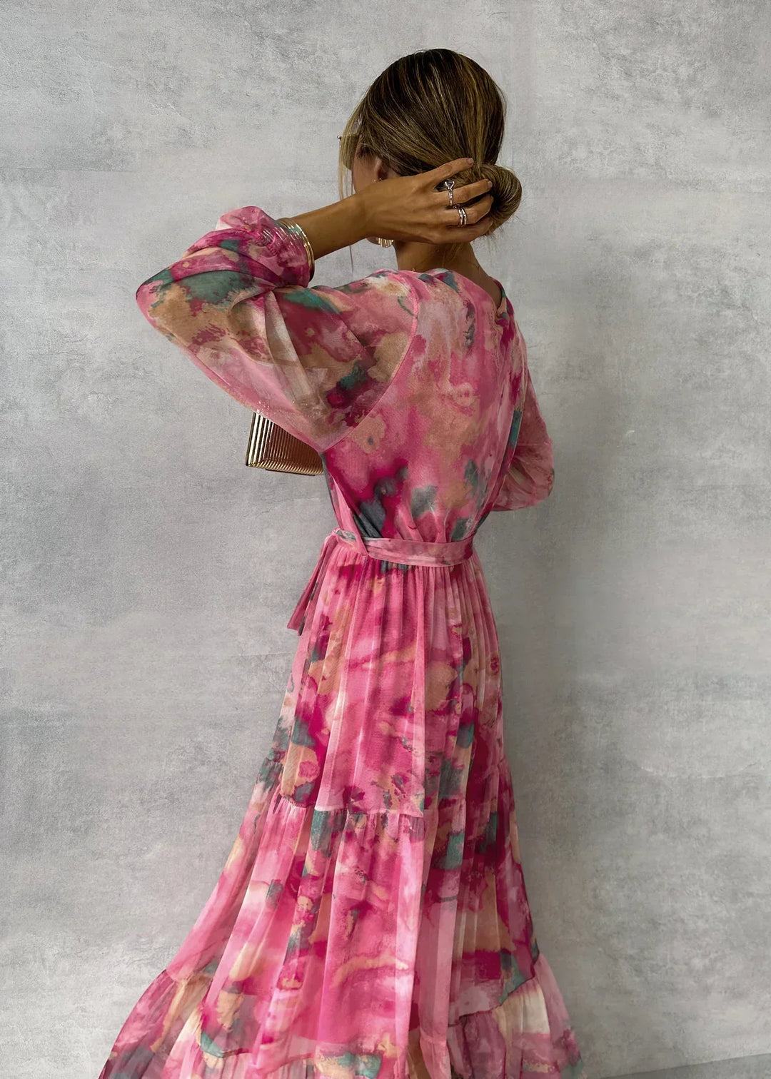 "Elegantes Damen Wickelkleid mit lebendigem Blumenmuster und langen Ärmeln, Maxi-Länge, perfekt für besondere Anlässe."
