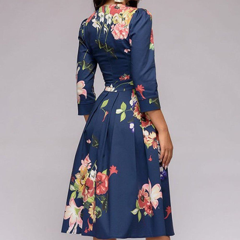 Elegantes Damenkleid aus Seide in Marineblau, mittellang, figurbetont, stilvoll für besondere Anlässe. Verfügbar in allen Grö