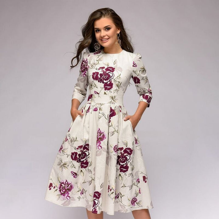Elegantes Damenkleid aus Seide in Marineblau, mittellang, figurbetont, stilvoll für besondere Anlässe. Verfügbar in allen Grö
