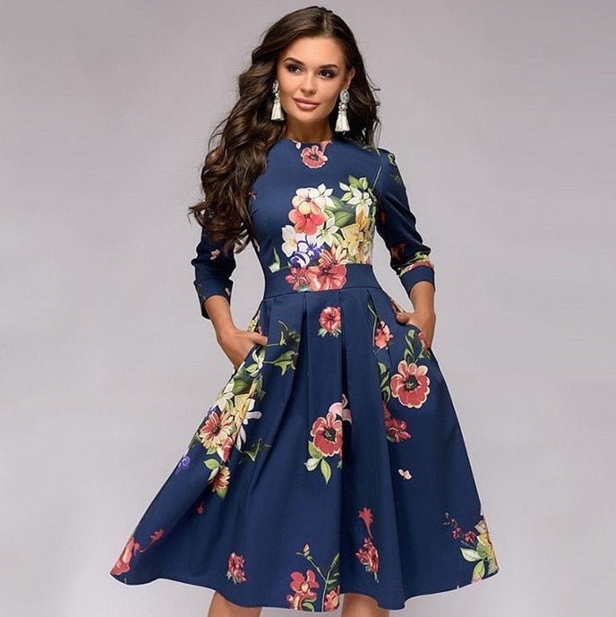 Elegantes Damenkleid aus Seide in Marineblau, mittellang, figurbetont, stilvoll für besondere Anlässe. Verfügbar in allen Grö