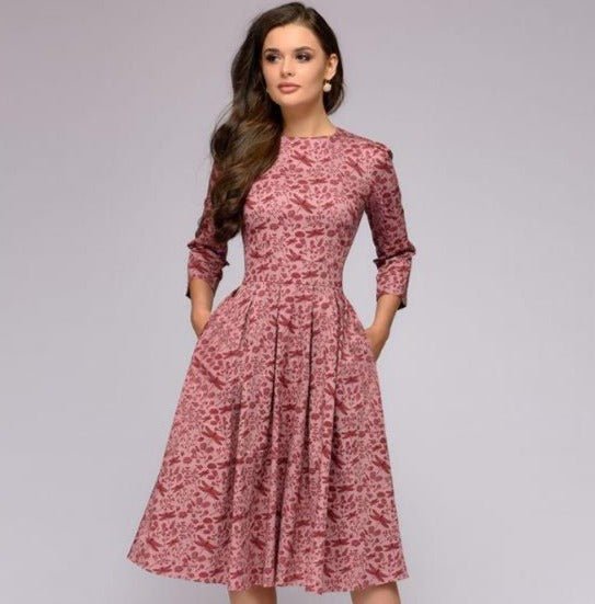 Elegantes Damenkleid aus Seide in Marineblau, mittellang, figurbetont, stilvoll für besondere Anlässe. Verfügbar in allen Grö