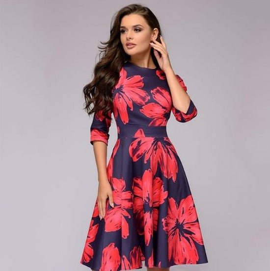 Elegantes Damenkleid aus Seide in Marineblau, mittellang, figurbetont, stilvoll für besondere Anlässe. Verfügbar in allen Grö