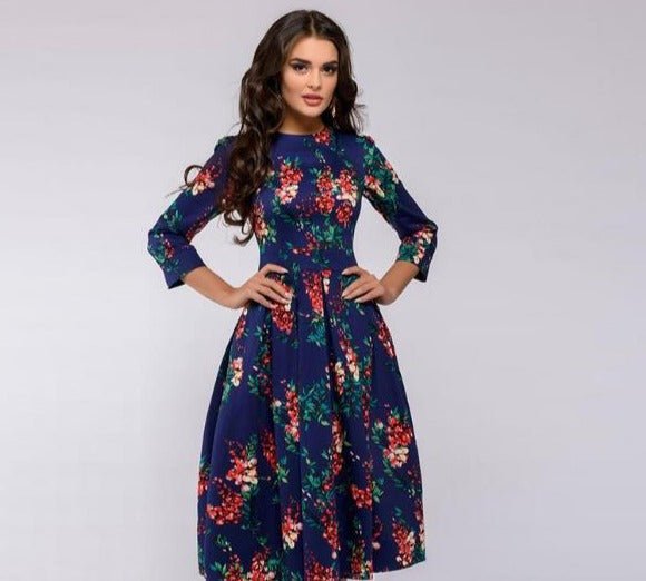 Elegantes Damenkleid aus Seide in Marineblau, mittellang, figurbetont, stilvoll für besondere Anlässe. Verfügbar in allen Grö