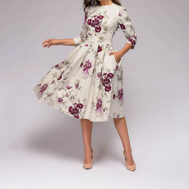 Elegantes Damenkleid aus Seide in Marineblau, mittellang, figurbetont, stilvoll für besondere Anlässe. Verfügbar in allen Grö