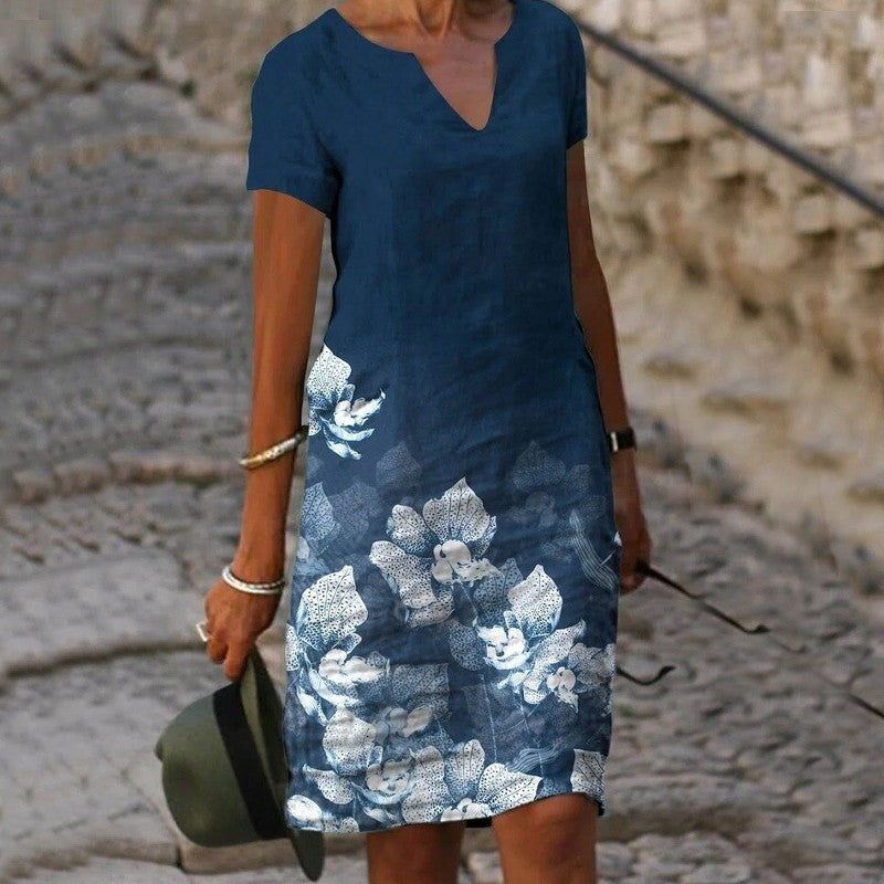 Elegantes Damenkleid mit floralem Design, aus leichtem Stoff, ideal für warme Tage und Gartenpartys, schmeichelnde Passform.