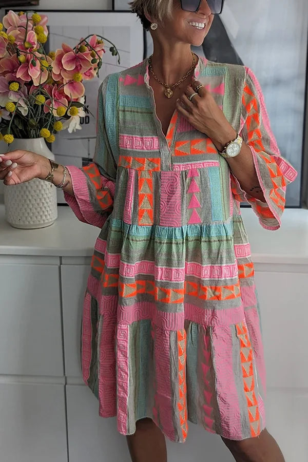 "Elegantes Damenkleid mit geometrischem Muster, 3/4-Ärmel, Mini-Länge, stilvoll und modern für verschiedene Anlässe."