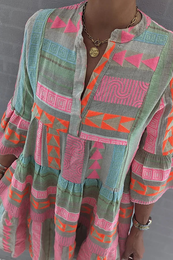 "Elegantes Damenkleid mit geometrischem Muster, 3/4-Ärmel, Mini-Länge, stilvoll und modern für verschiedene Anlässe."