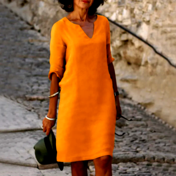 Elegantes Damenkleid mit V-Ausschnitt, 3/4-Ärmeln und knielangem Design, ideal für vielseitige Anlässe, aus leichtem Stoff.