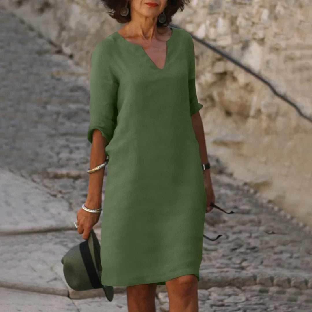 Elegantes Damenkleid mit V-Ausschnitt, 3/4-Ärmeln und knielangem Design, ideal für vielseitige Anlässe, aus leichtem Stoff.