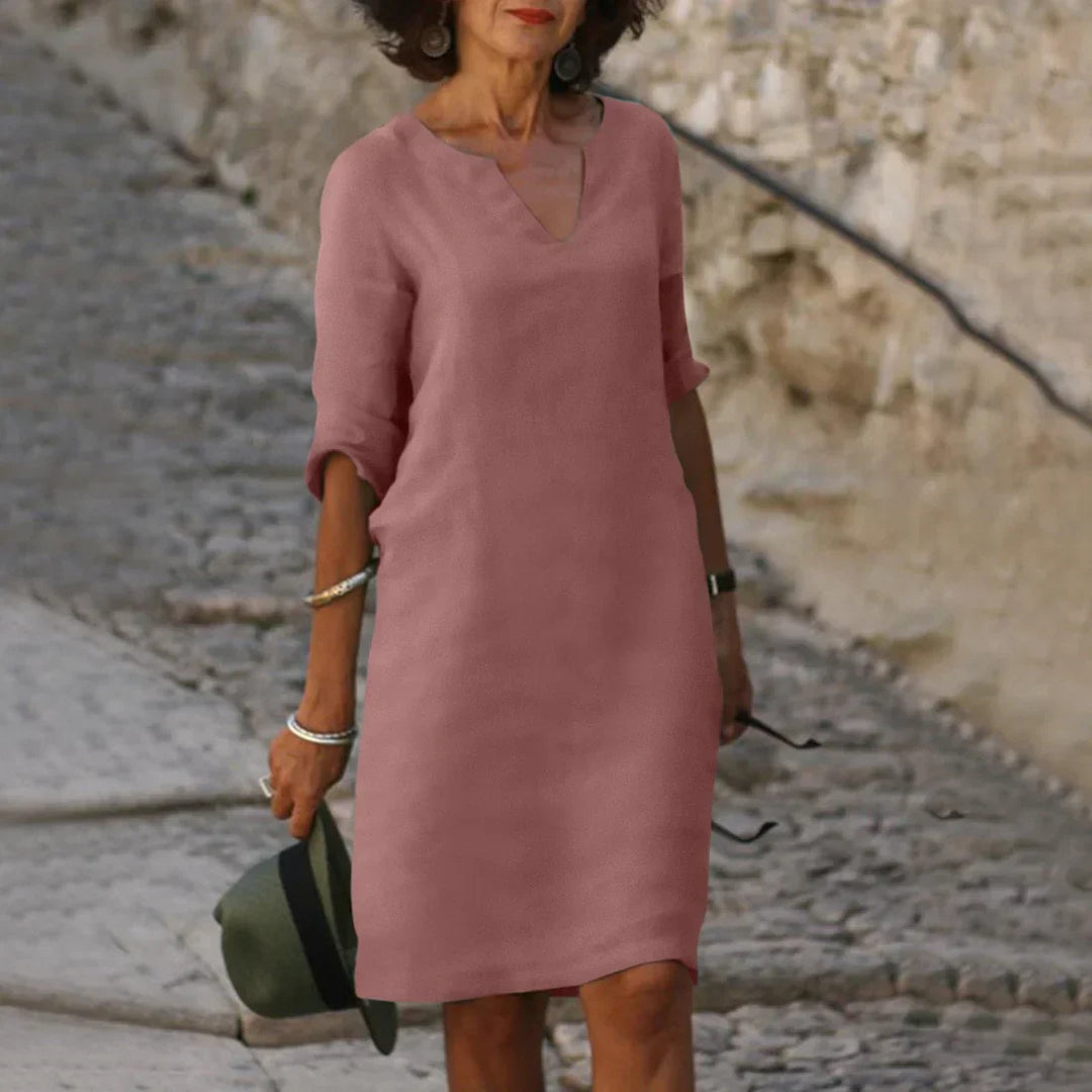 Elegantes Damenkleid mit V-Ausschnitt, 3/4-Ärmeln und knielangem Design, ideal für vielseitige Anlässe, aus leichtem Stoff.