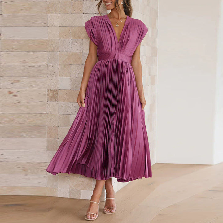 "Elegantes Damenkleid mit V-Ausschnitt, Boho Chic, fließende Silhouette, perfekter Sommerlook, femininer Stil, figurbetont."