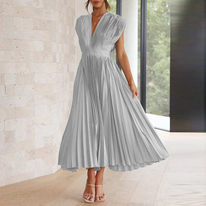 "Elegantes Damenkleid mit V-Ausschnitt, Boho Chic, fließende Silhouette, perfekter Sommerlook, femininer Stil, figurbetont."