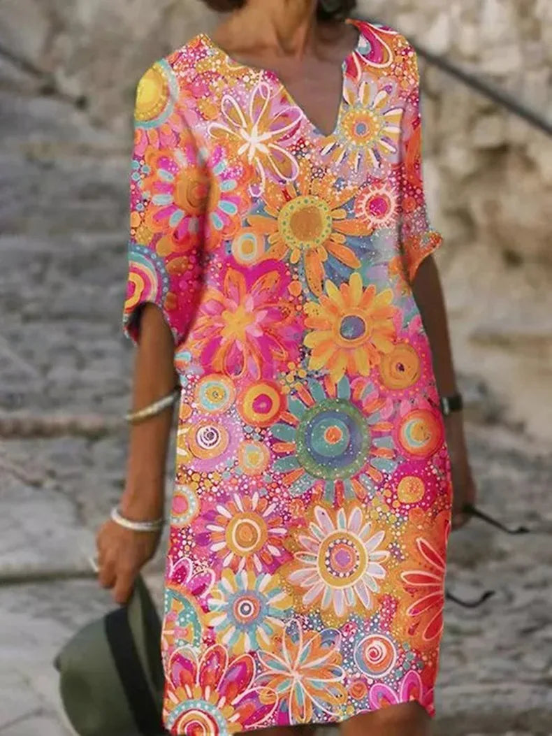 "Elegantes Damenkleid mit V-Ausschnitt und Blumenmuster, figurbetonte Passform, vielseitig kombinierbar, Frontansicht"