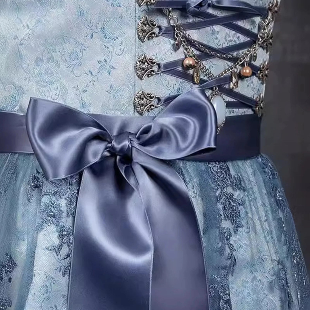 "Elegantes Dirndlkleid, ärmellos, für Damen. Perfekt für Oktoberfest, betont feminine Silhouette, Trachtenmode in Blau."