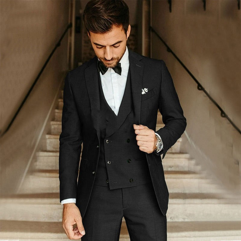 Elegantes dreiteiliges Anzugset für Herren mit Blazer, Weste und Hose in klassischem Design, stilvoll und bequem.