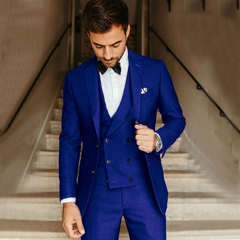 Elegantes dreiteiliges Anzugset für Herren mit Blazer, Weste und Hose in klassischem Design, stilvoll und bequem.