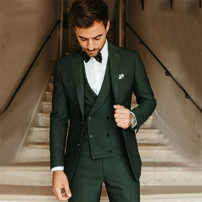 Elegantes dreiteiliges Anzugset für Herren mit Blazer, Weste und Hose in klassischem Design, stilvoll und bequem.