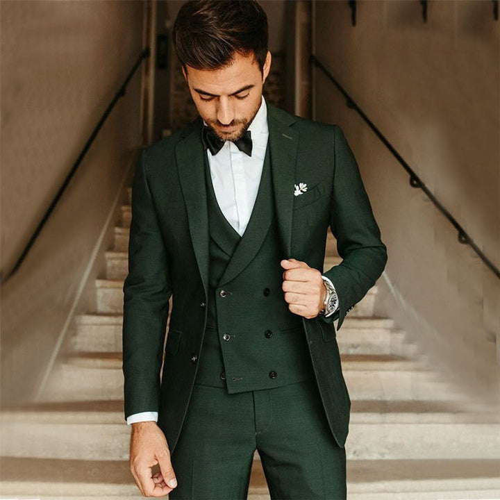 Elegantes dreiteiliges Anzugset für Herren mit Blazer, Weste und Hose in klassischem Design, stilvoll und bequem.