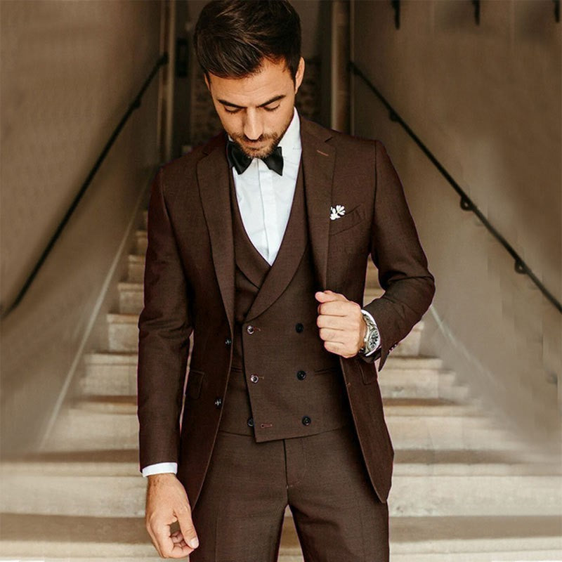 Elegantes dreiteiliges Anzugset für Herren mit Blazer, Weste und Hose in klassischem Design, stilvoll und bequem.