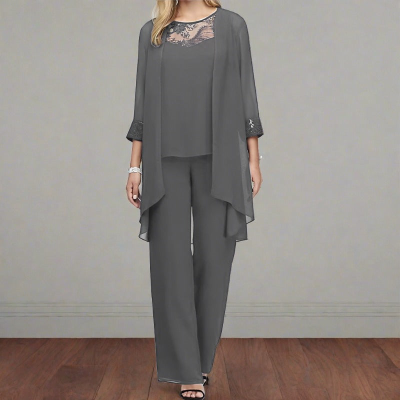 Elegantes dreiteiliges Damen-Set mit zeitlosem Design, maßgeschneiderter Passform und edlen Materialien, ideal für Anlässe.