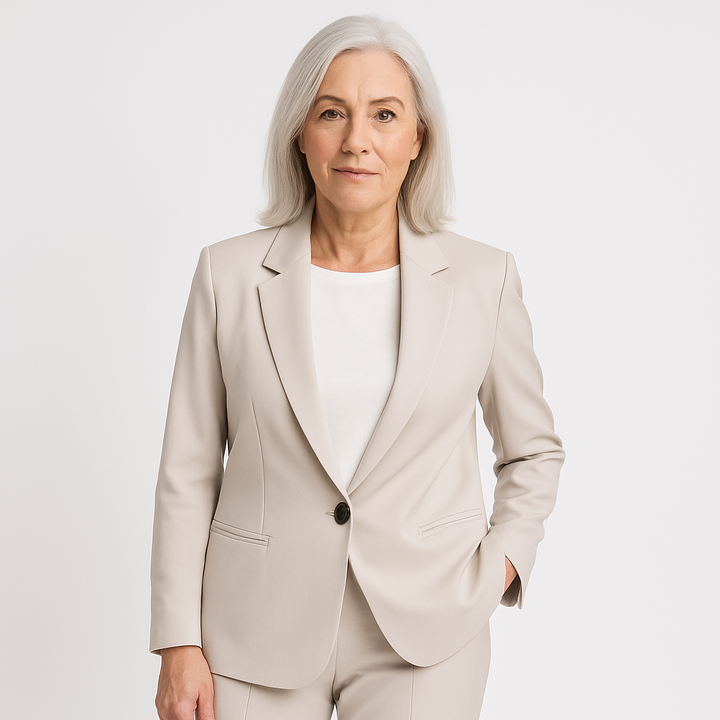 Elegantes Elodie Set aus Blazer und Hose, in Schwarz, zeitloses Design für Business oder formelle Anlässe.