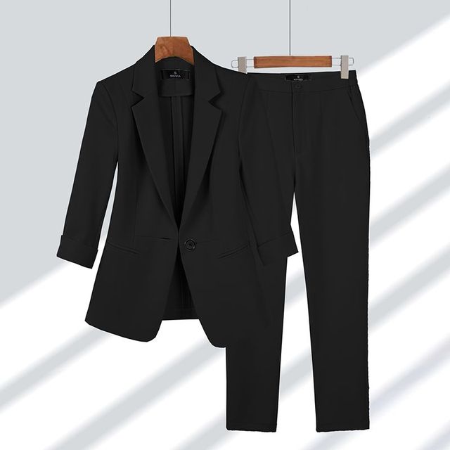 Elegantes Elodie Set aus Blazer und Hose, in Schwarz, zeitloses Design für Business oder formelle Anlässe.