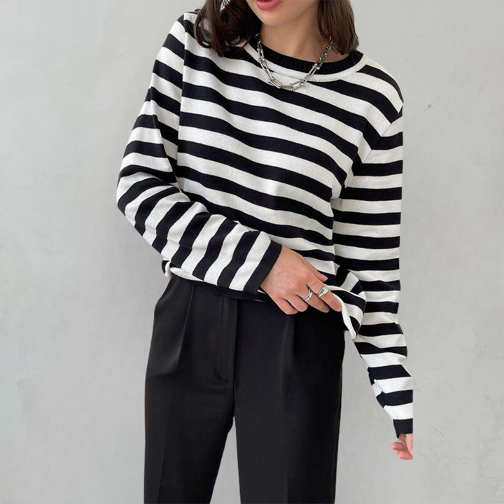 "Elegantes gestreiftes Damen-T-Shirt, leicht, Rundhals, zarte Streifen, ideal für Sommer, stilvoller Freizeitlook"