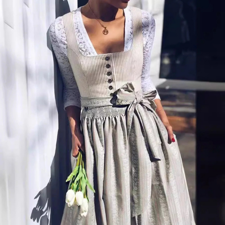 "Elegantes graues Damen-Dirndl mit abnehmbarer Schürze und eckigem Halsausschnitt für Oktoberfest-Events"