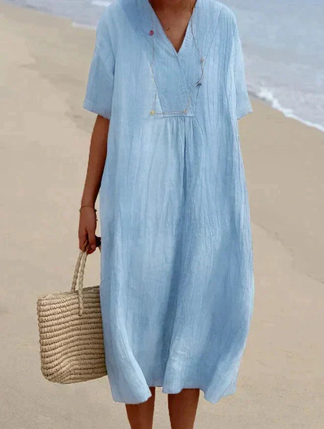 Elegantes hellblaues Sommerkleid aus Baumwoll-Leinen, V-Ausschnitt, A-Linie, mit Strandtasche, perfekte sommerliche Eleganz.