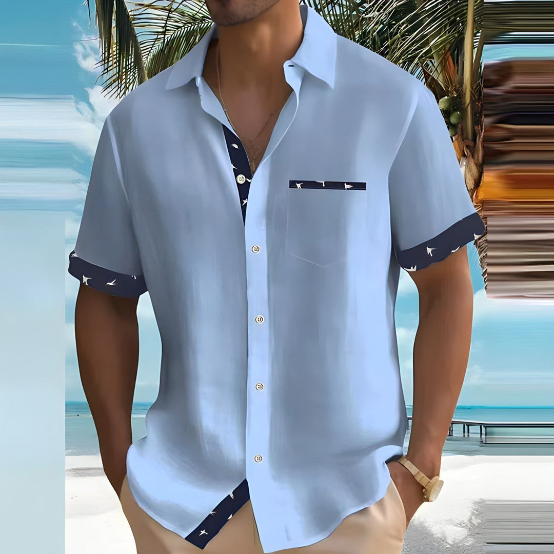 Elegantes Herren Sommerhemd mit kurzen Ärmeln, leichtem Gewebe, Knopfleiste und stilvollem Vogel-Print-Design.