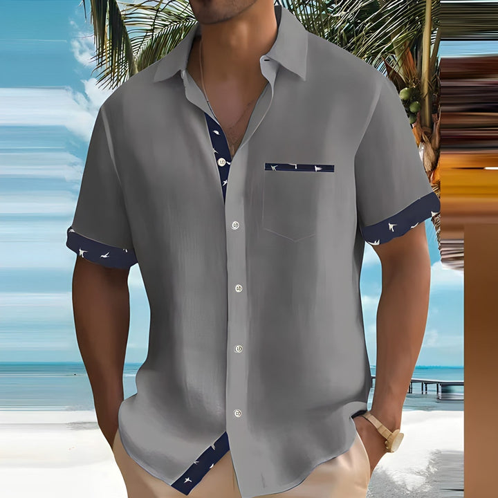 Elegantes Herren Sommerhemd mit kurzen Ärmeln, leichtem Gewebe, Knopfleiste und stilvollem Vogel-Print-Design.