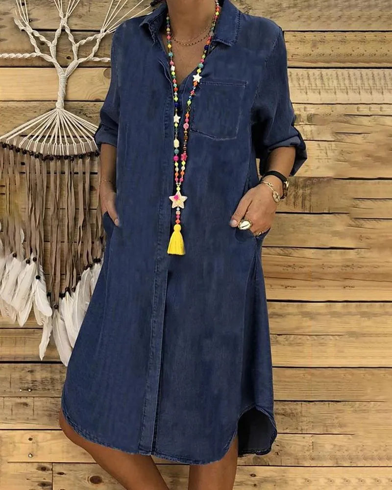 "Elegantes Jeans Midi-Kleid Damen mit umgeschlagenen Ärmeln und Brusttasche, schmeichelhafte Passform, vielseitiges Design"