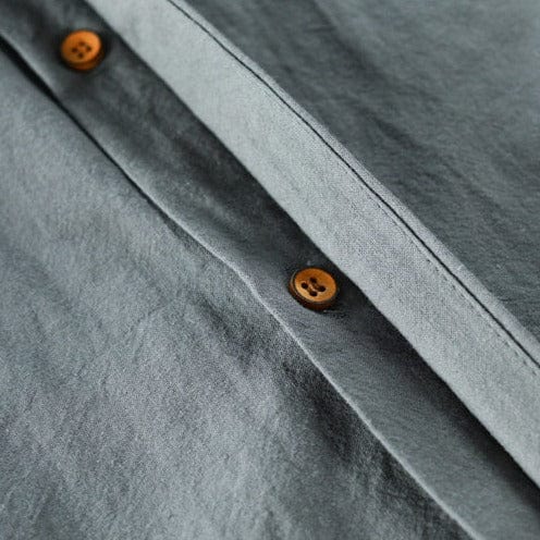 "Elegantes Katana Hemd im japanischen Stil mit klaren Linien, minimalistisches Design, kulturelle Raffinesse."