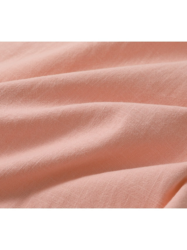 "Elegantes kurzärmeliges Herren Leinenhemd in leuchtendem Pink, atmungsaktiv, mit Henley-Ausschnitt, ideal für heiße Tage."