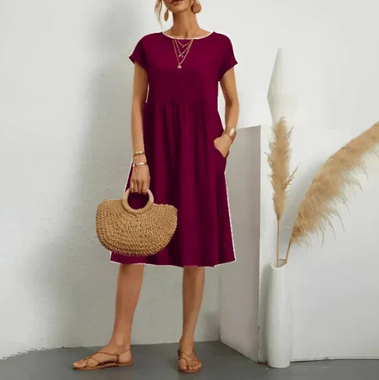 "Elegantes kurzärmeliges Sommerkleid in Midi-Länge für Damen, betont die Silhouette, ideal für formelle Anlässe und Freizeit.