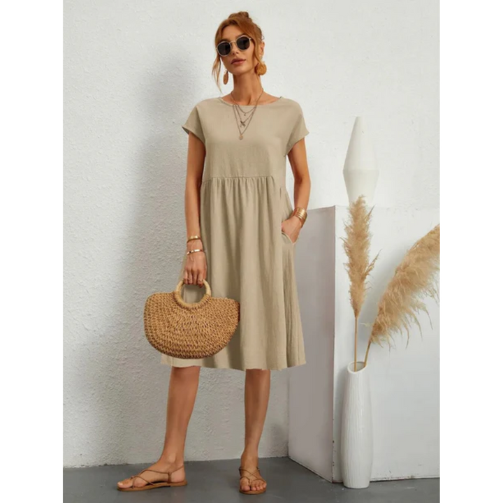 "Elegantes kurzärmeliges Sommerkleid in Midi-Länge für Damen, betont die Silhouette, ideal für formelle Anlässe und Freizeit.