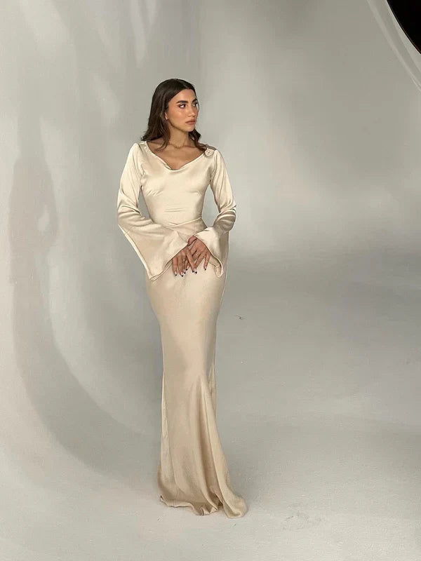 "Elegantes langärmeliges Maxikleid aus fließendem Satin mit Glockenhülsen, ideal für festliche Anlässe in Beige."