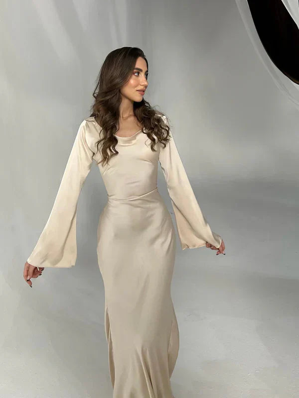 "Elegantes langärmeliges Maxikleid aus fließendem Satin mit Glockenhülsen, ideal für festliche Anlässe in Beige."